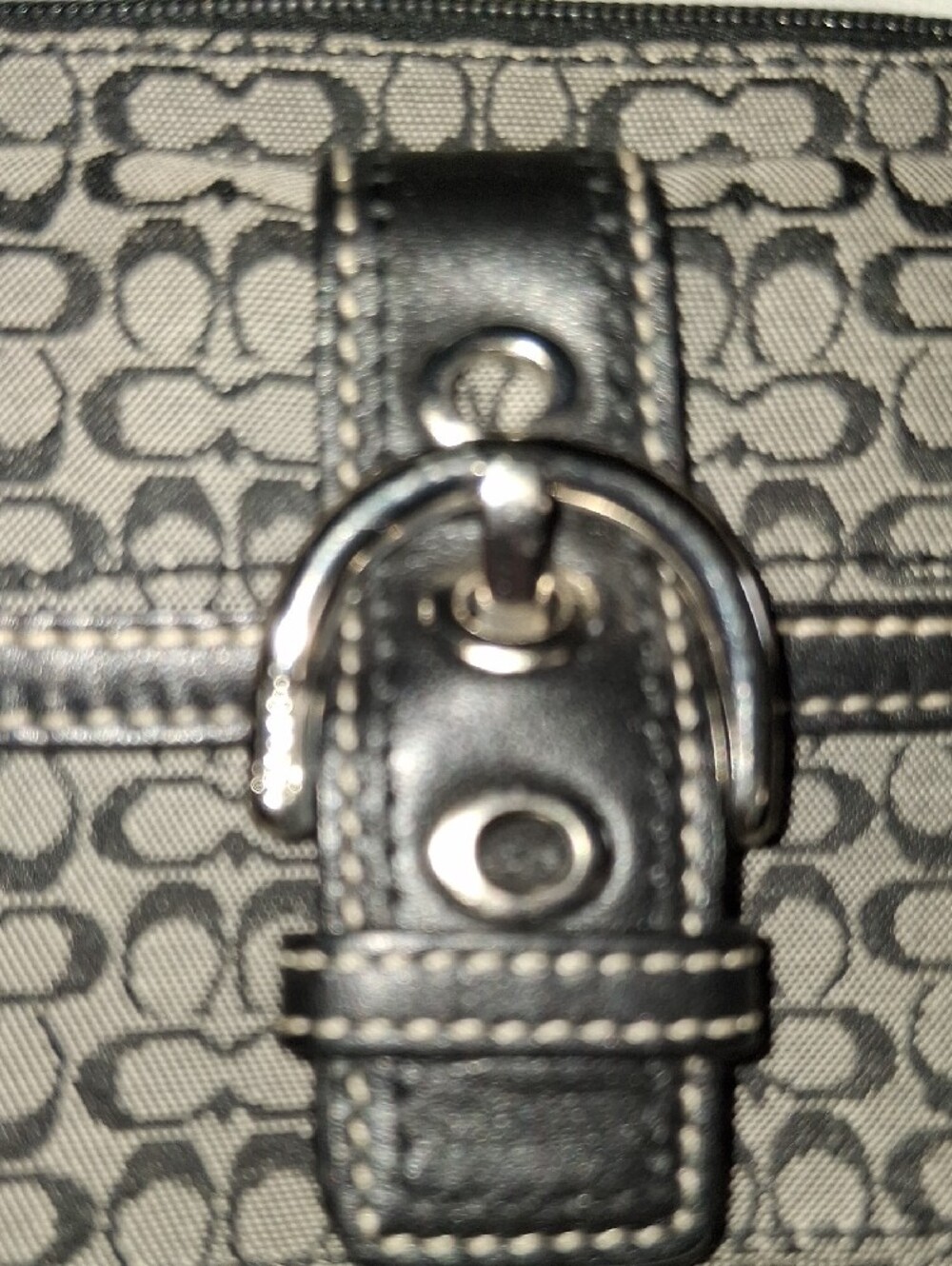 Coach SOHO Buckle Wristlet Like New - Picture 7 of 9